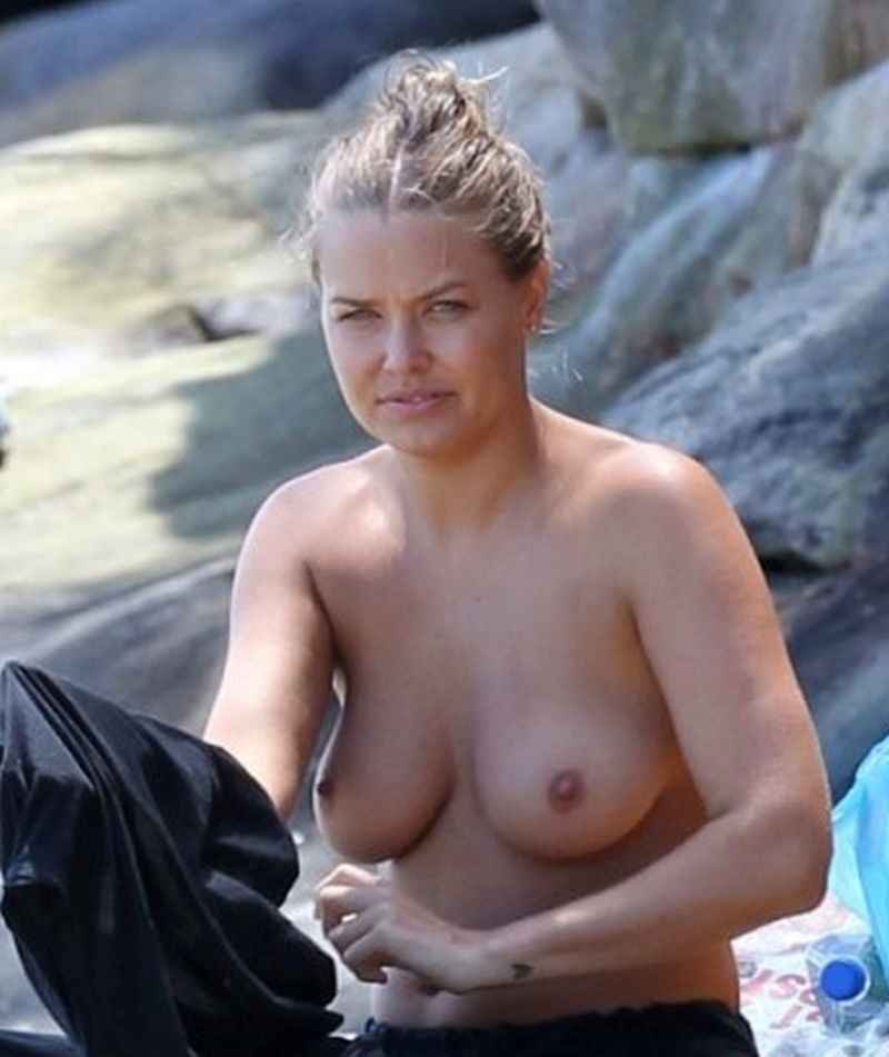 Lara Bingle bronze seins nus