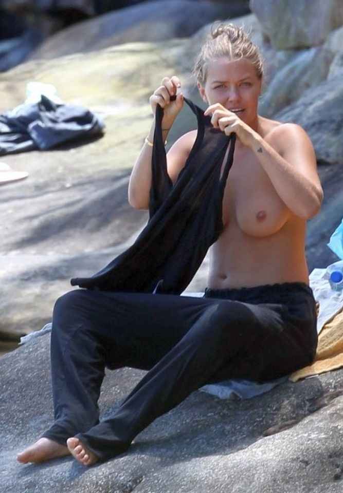 Lara Bingle bronze seins nus