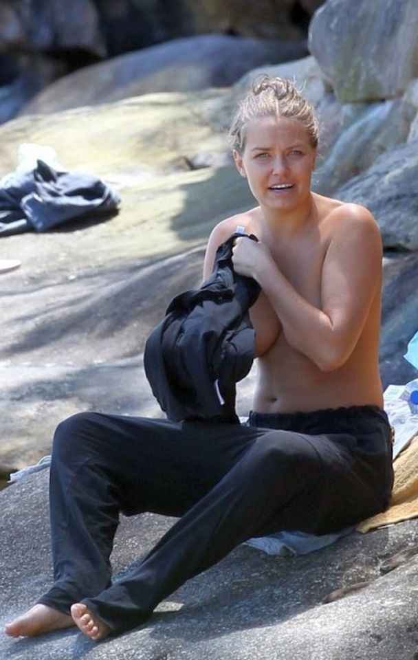 Lara Bingle bronze seins nus