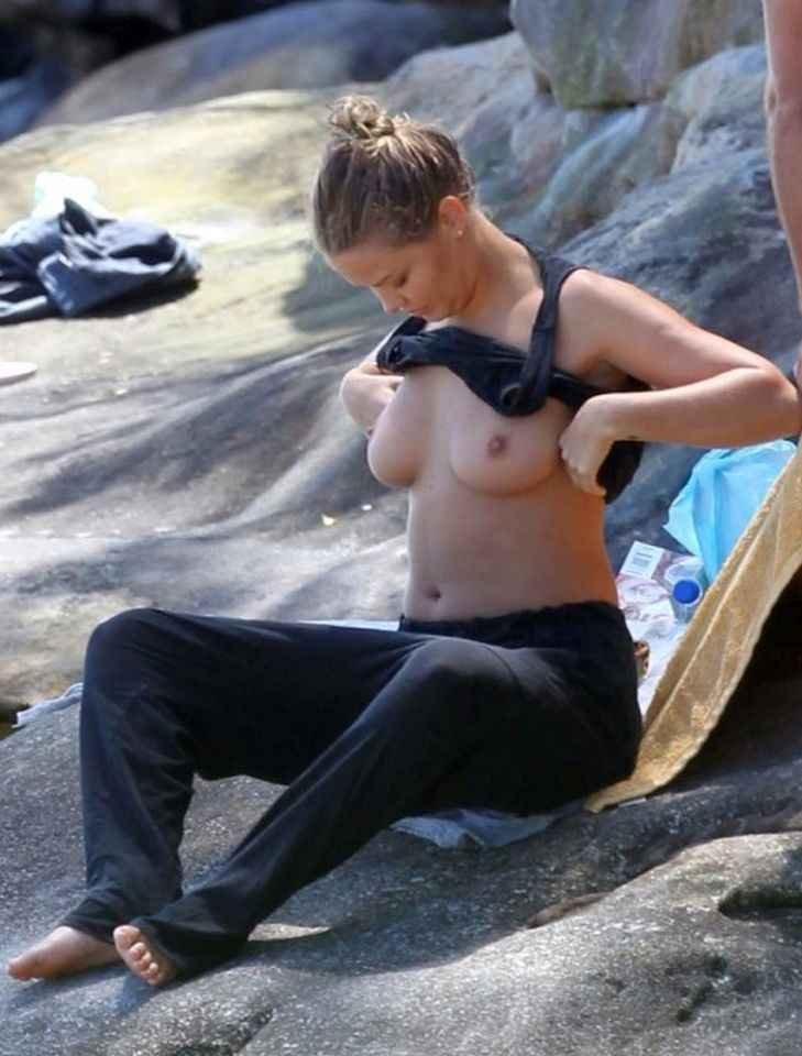 Lara Bingle bronze seins nus