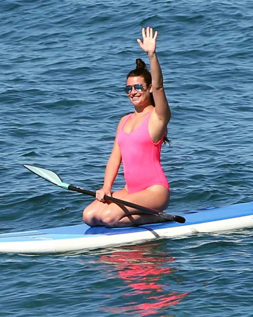 Lea Michelle dans un maillot de bain rose à Hawaii