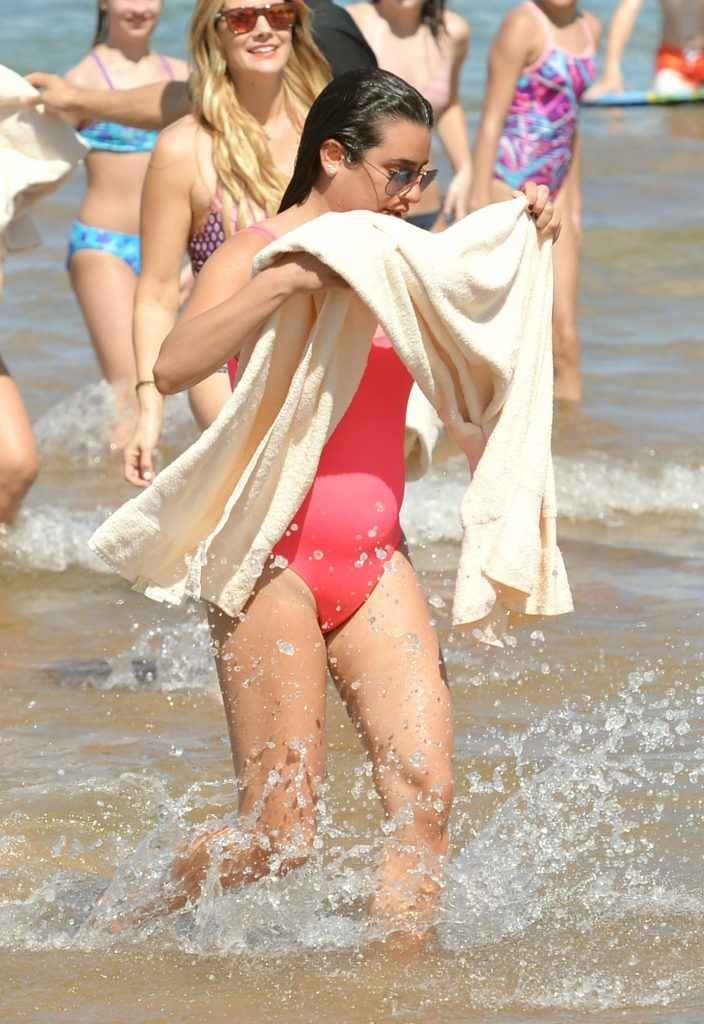Lea Michelle dans un maillot de bain rose à Hawaii
