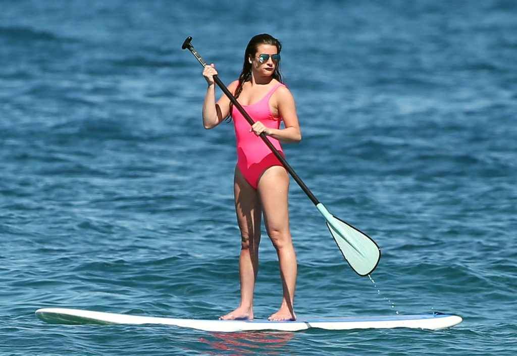 Lea Michelle dans un maillot de bain rose à Hawaii