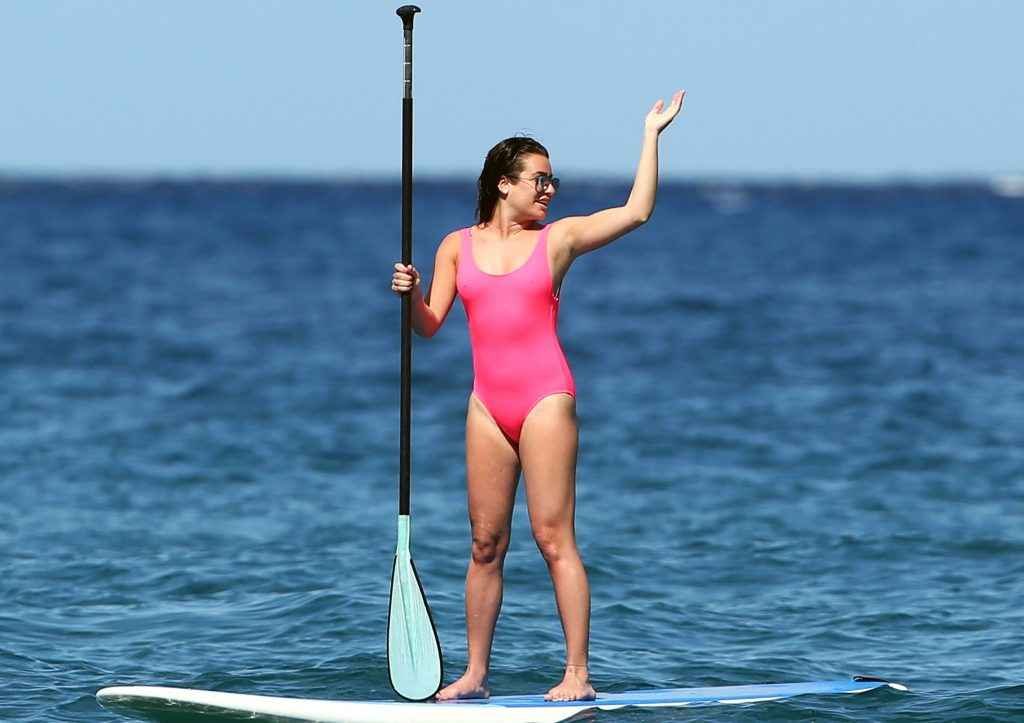 Lea Michelle dans un maillot de bain rose à Hawaii