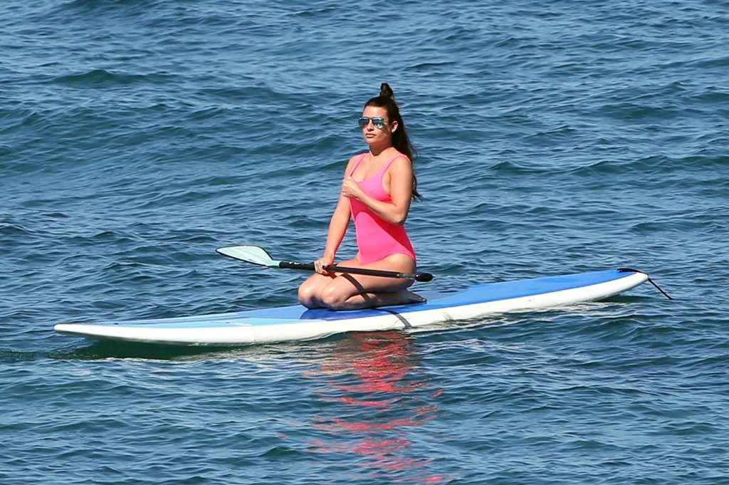 Lea Michelle dans un maillot de bain rose à Hawaii