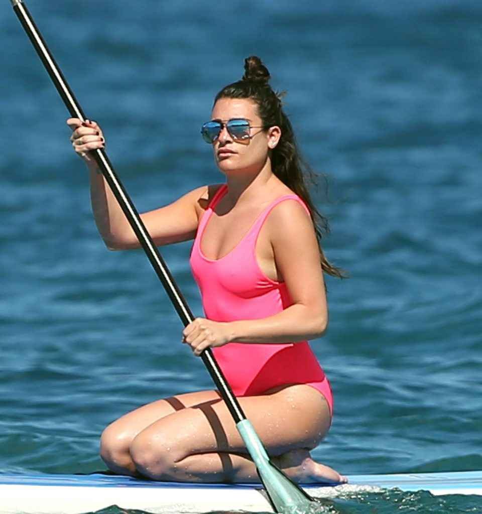 Lea Michelle dans un maillot de bain rose à Hawaii