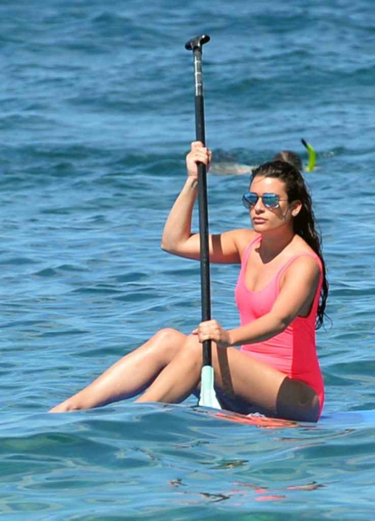 Lea Michelle dans un maillot de bain rose à Hawaii