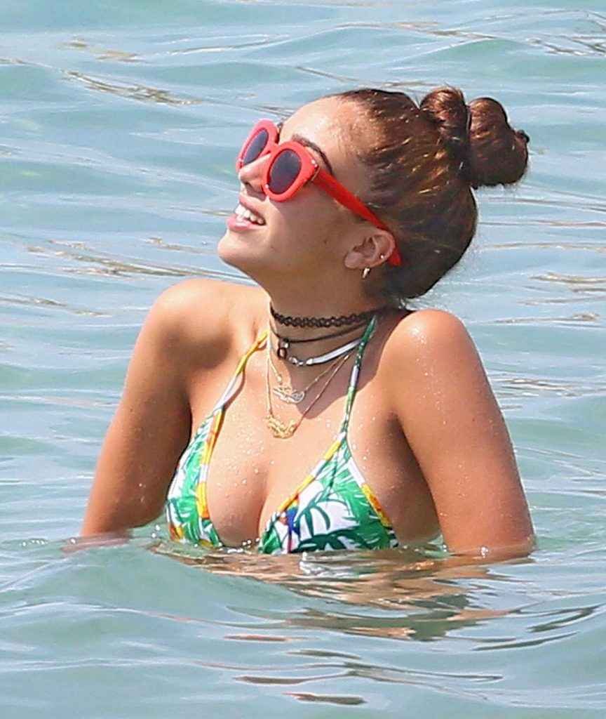 Lourdes Leon en bikini à Cannes