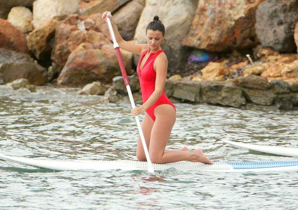 Lucy Mecklenburgh dans un maillot de bain rouge