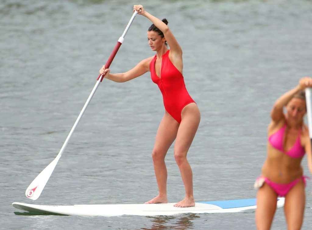 Lucy Mecklenburgh dans un maillot de bain rouge