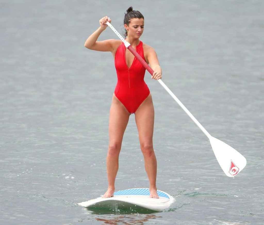 Lucy Mecklenburgh dans un maillot de bain rouge