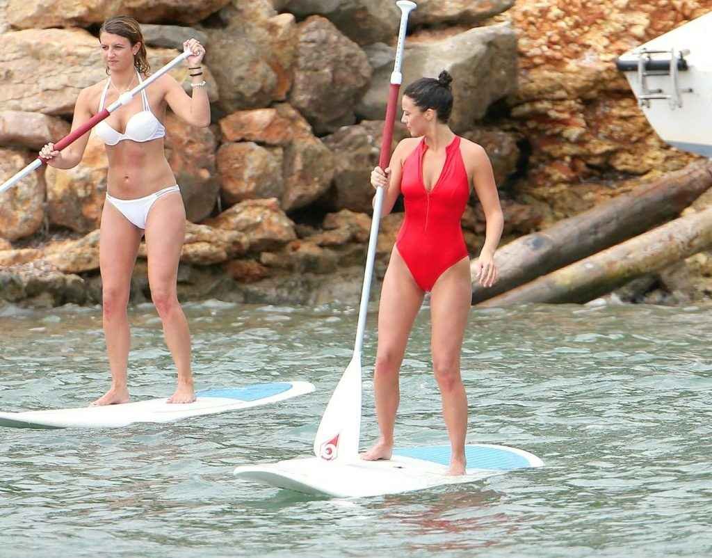 Lucy Mecklenburgh dans un maillot de bain rouge