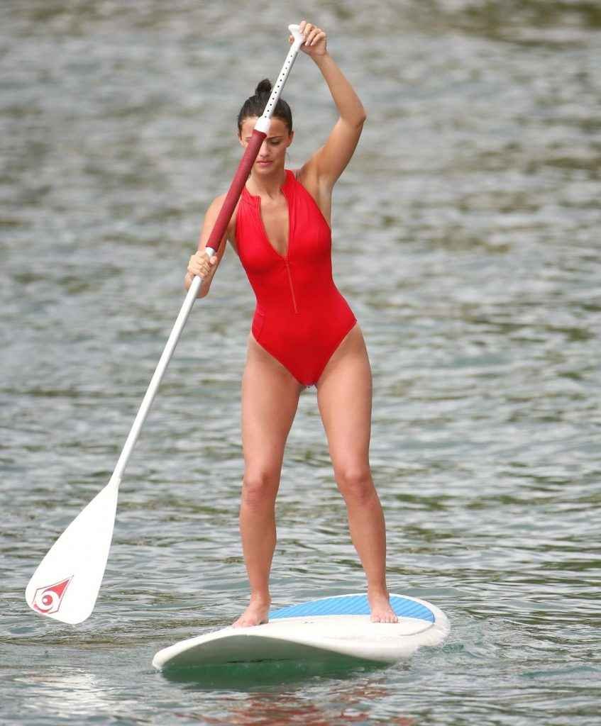 Lucy Mecklenburgh dans un maillot de bain rouge