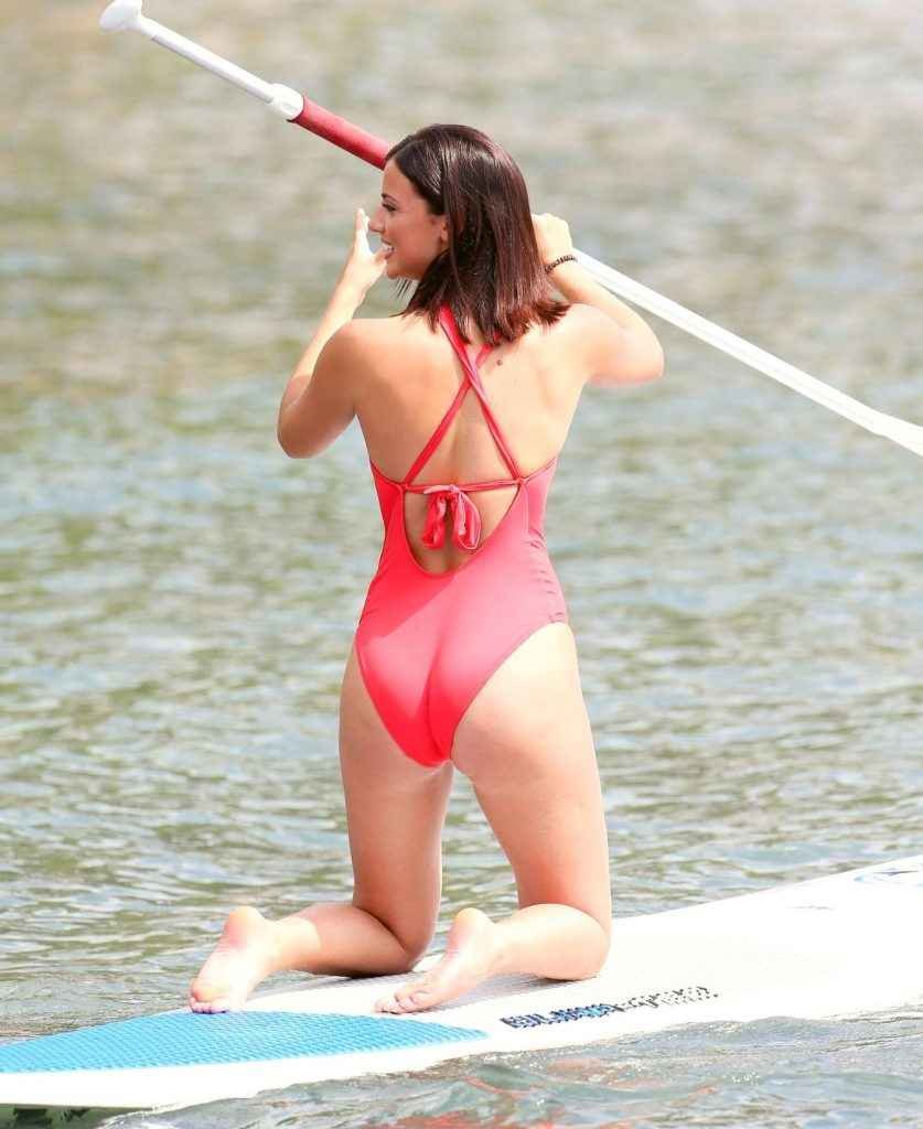 Lucy Mecklenburgh dans un maillot de bain rouge