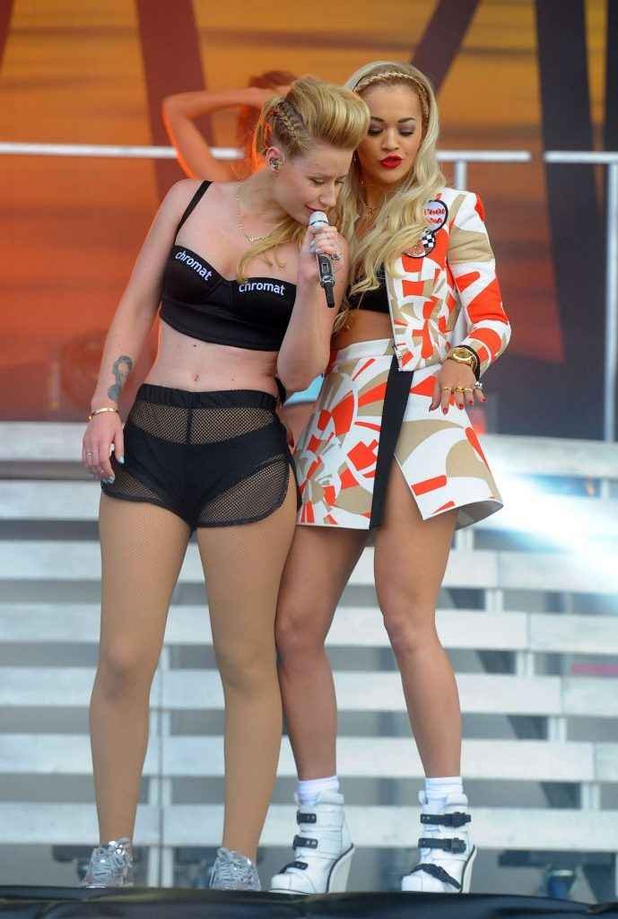 Rita Ora exhibe sa petite culotte en concert