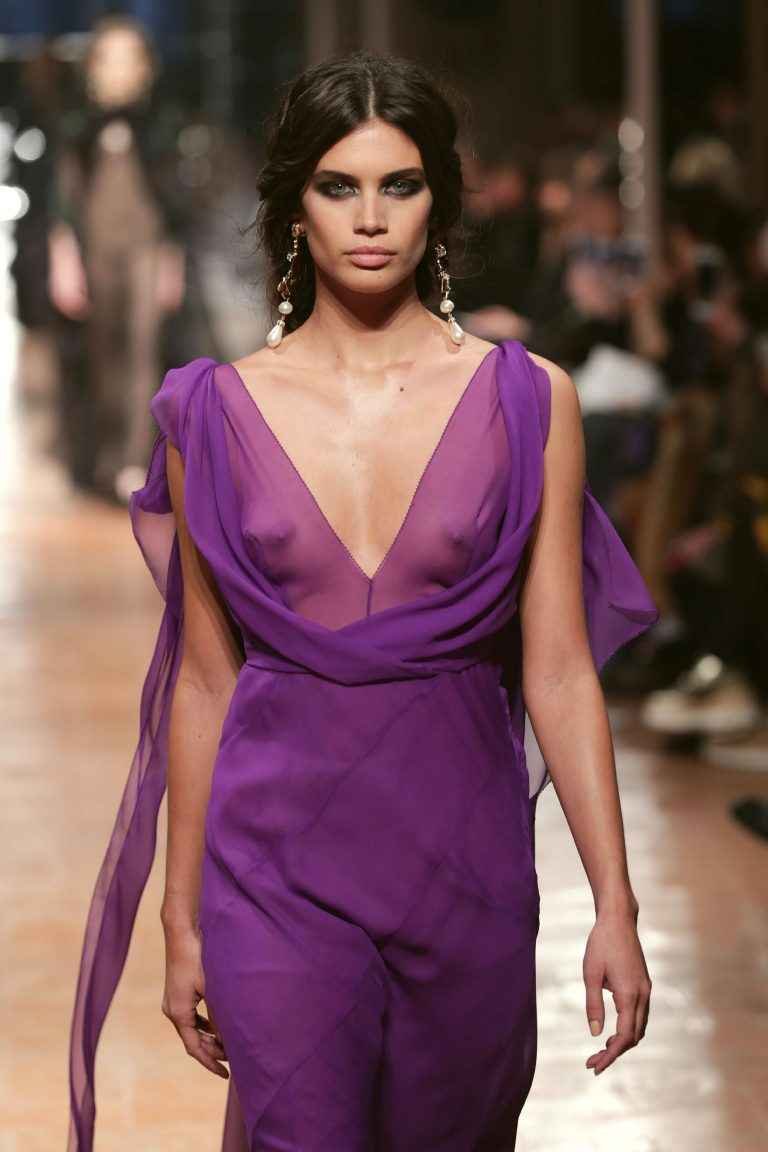 Sara Sampaio seins nus à la Fashion Week de Milan