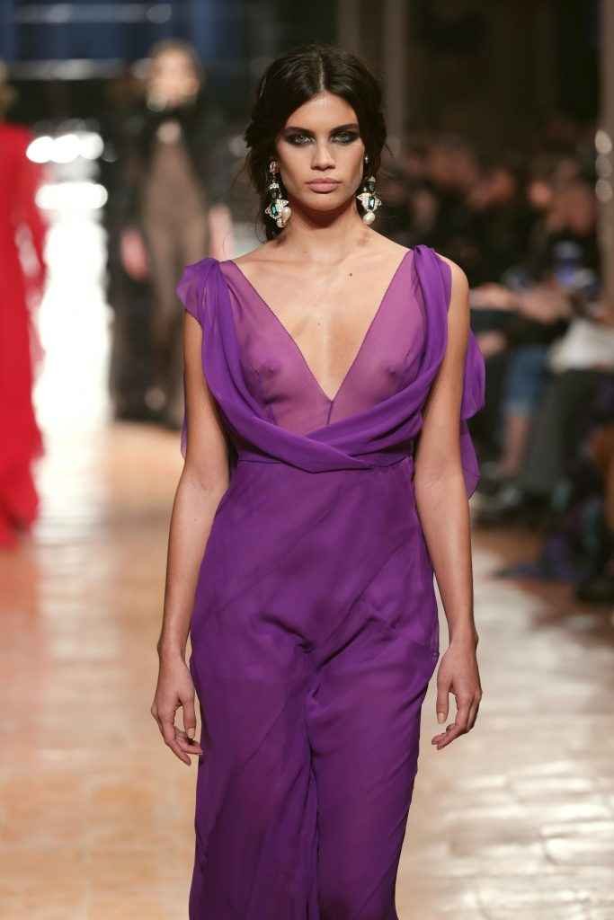 Sara Sampaio seins nus à la Fashion Week de Milan