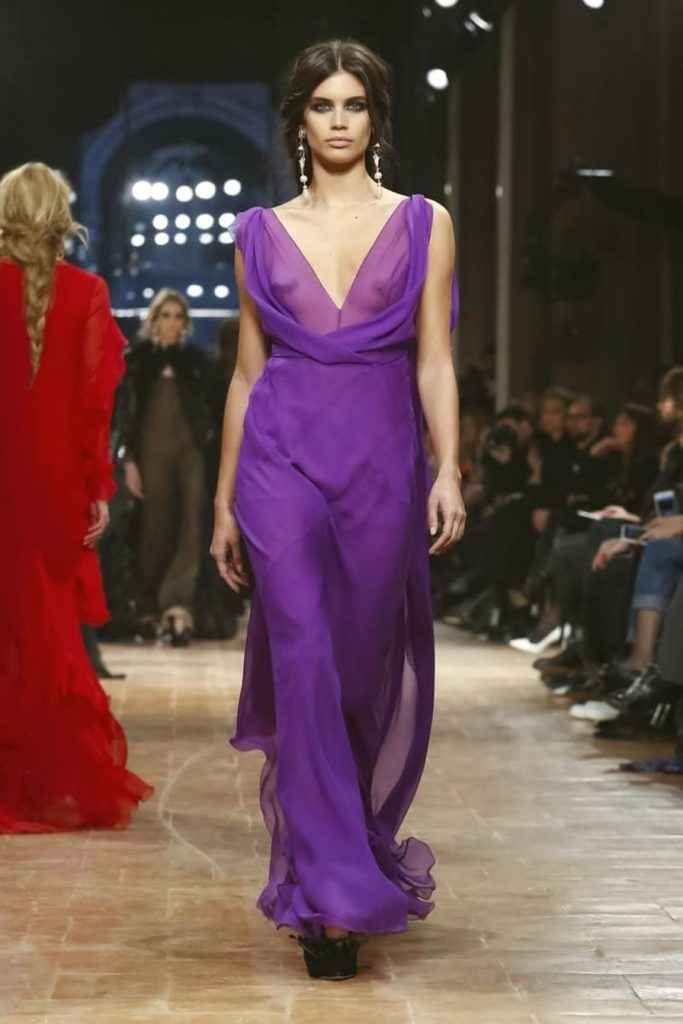 Sara Sampaio seins nus à la Fashion Week de Milan