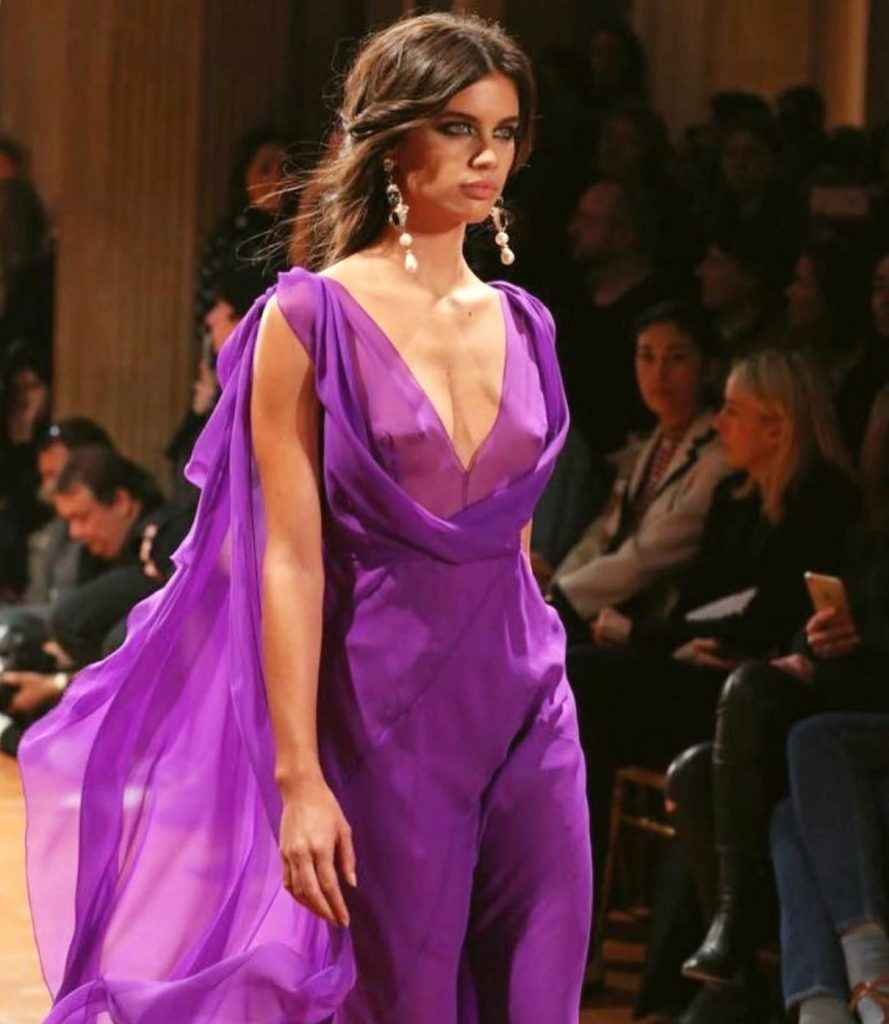 Sara Sampaio seins nus à la Fashion Week de Milan