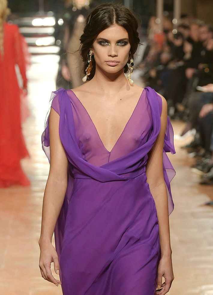 Sara Sampaio seins nus à la Fashion Week de Milan