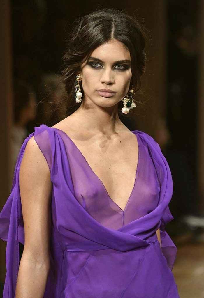 Sara Sampaio seins nus à la Fashion Week de Milan