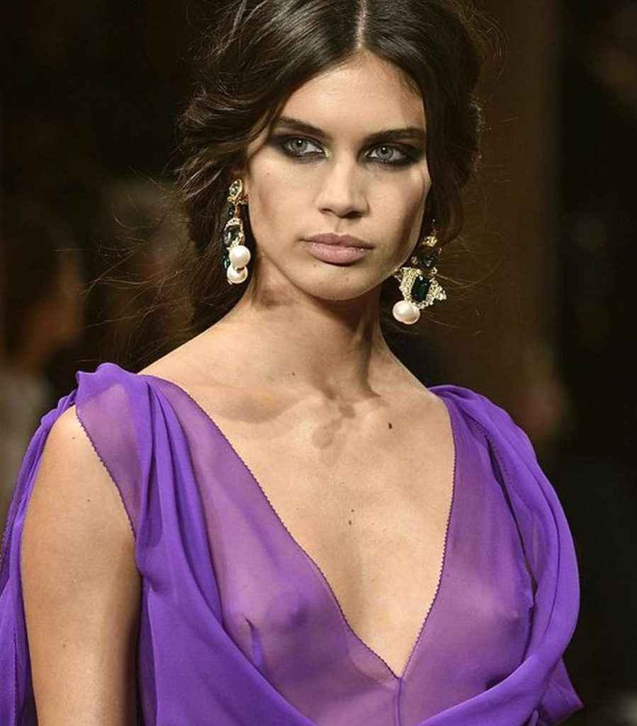 Sara Sampaio seins nus à la Fashion Week de Milan