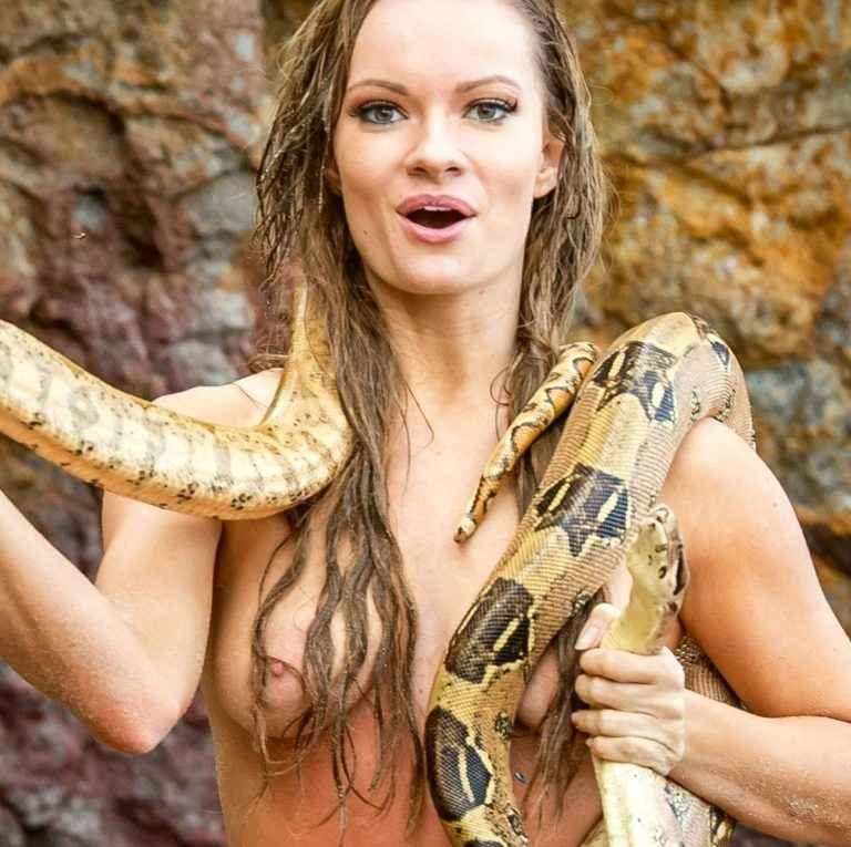 Caitlin O’Connor seins nus à Malibu