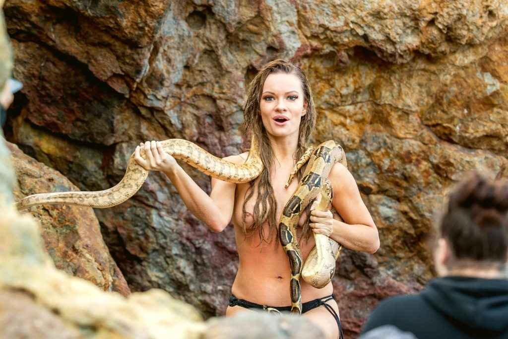 Caitlin O'Connor seins nus à Malibu