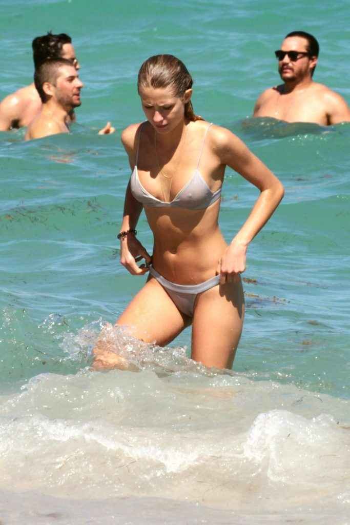 Anouk Van Kleef en bikini à Miami