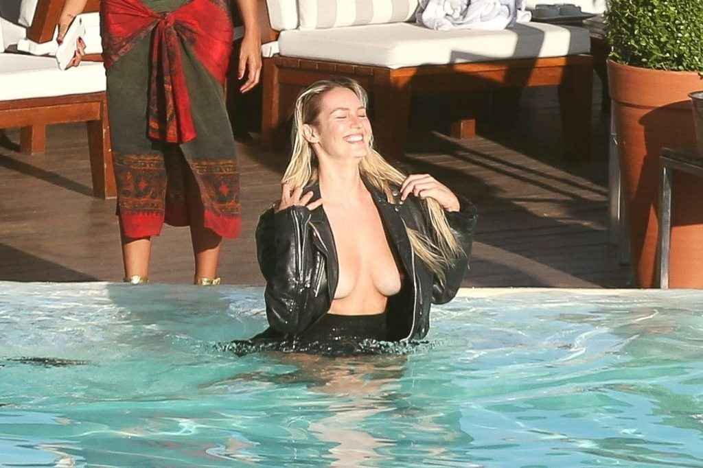 Candice Swanepoel seins nus à Rio