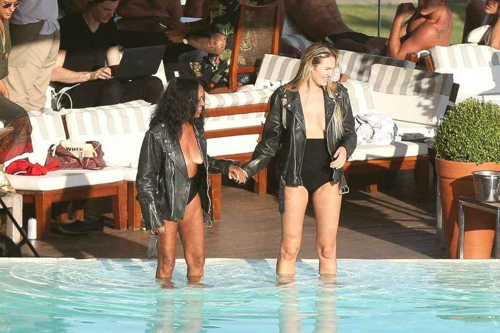 Candice Swanepoel seins nus à Rio