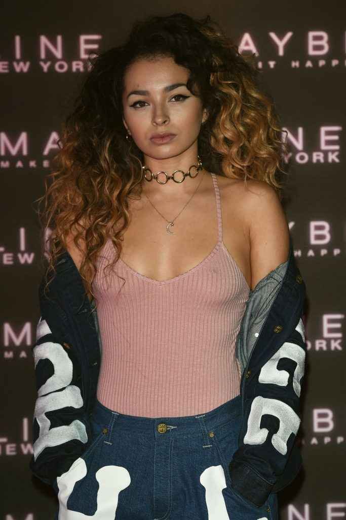 Ella Eyre sans soutien-gorge chez Maybelline