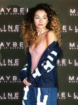 Ella Eyre sans soutien-gorge chez Maybelline