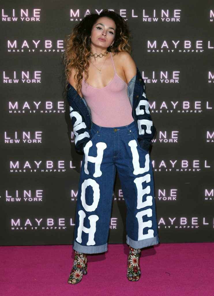 Ella Eyre sans soutien-gorge chez Maybelline