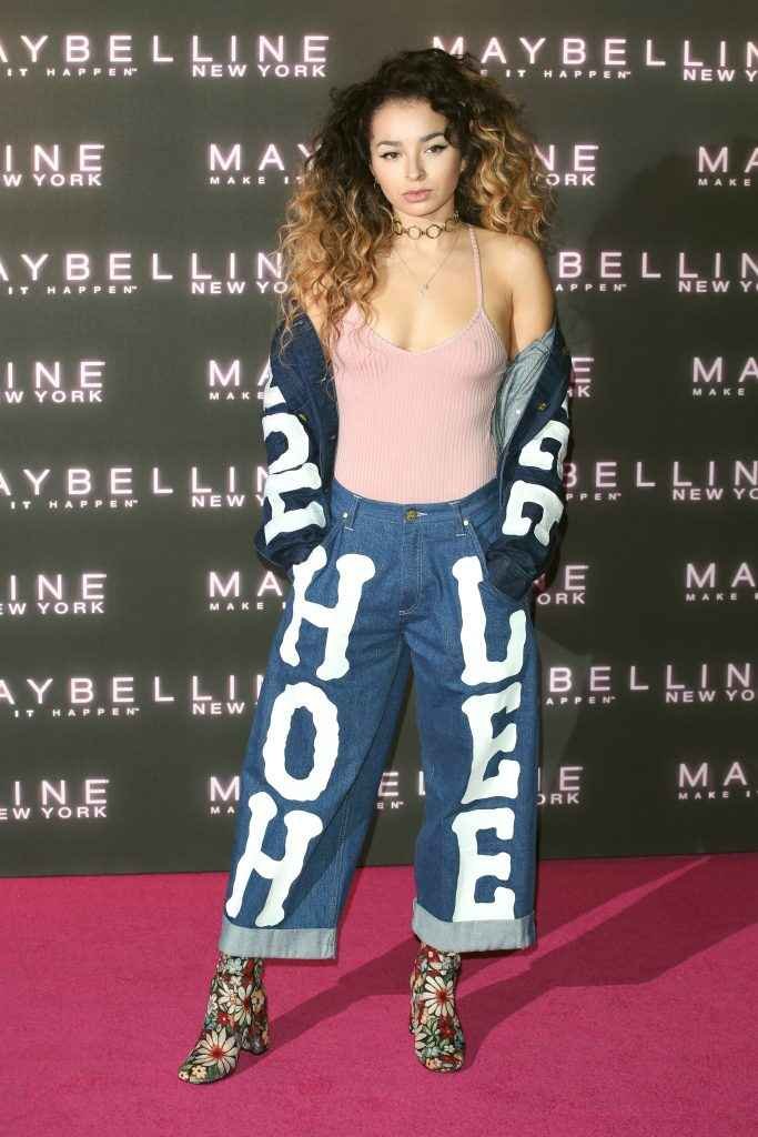 Ella Eyre sans soutien-gorge chez Maybelline