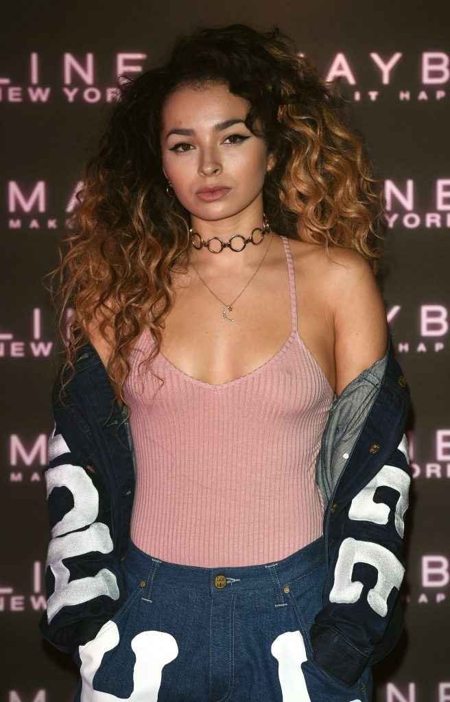 Ella Eyre sans soutien-gorge chez Maybelline