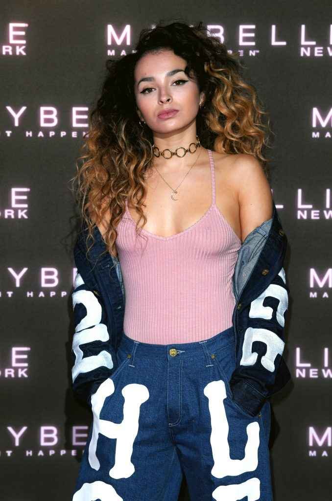 Ella Eyre sans soutien-gorge chez Maybelline