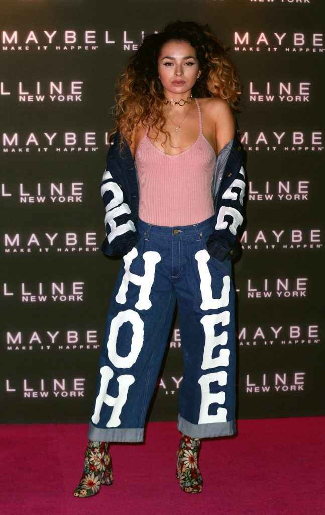 Ella Eyre sans soutien-gorge chez Maybelline