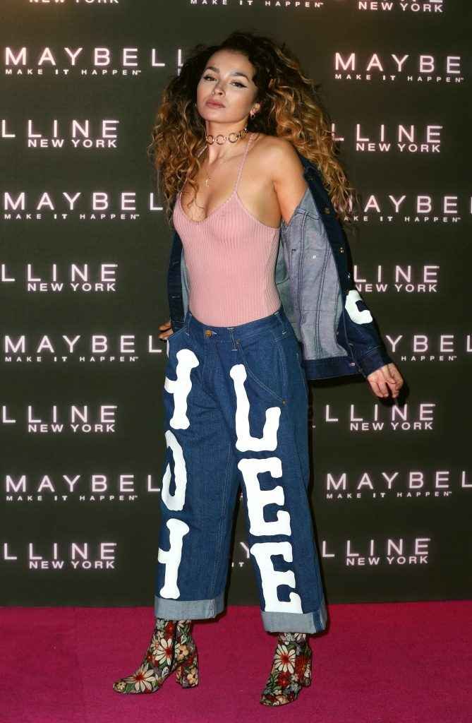 Ella Eyre sans soutien-gorge chez Maybelline