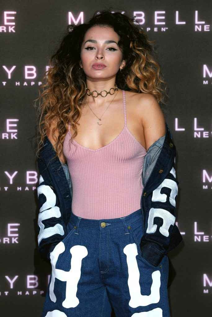 Ella Eyre sans soutien-gorge chez Maybelline