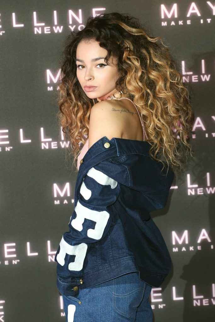 Ella Eyre sans soutien-gorge chez Maybelline