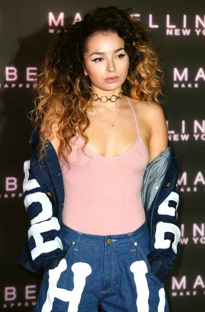 Ella Eyre sans soutien-gorge chez Maybelline