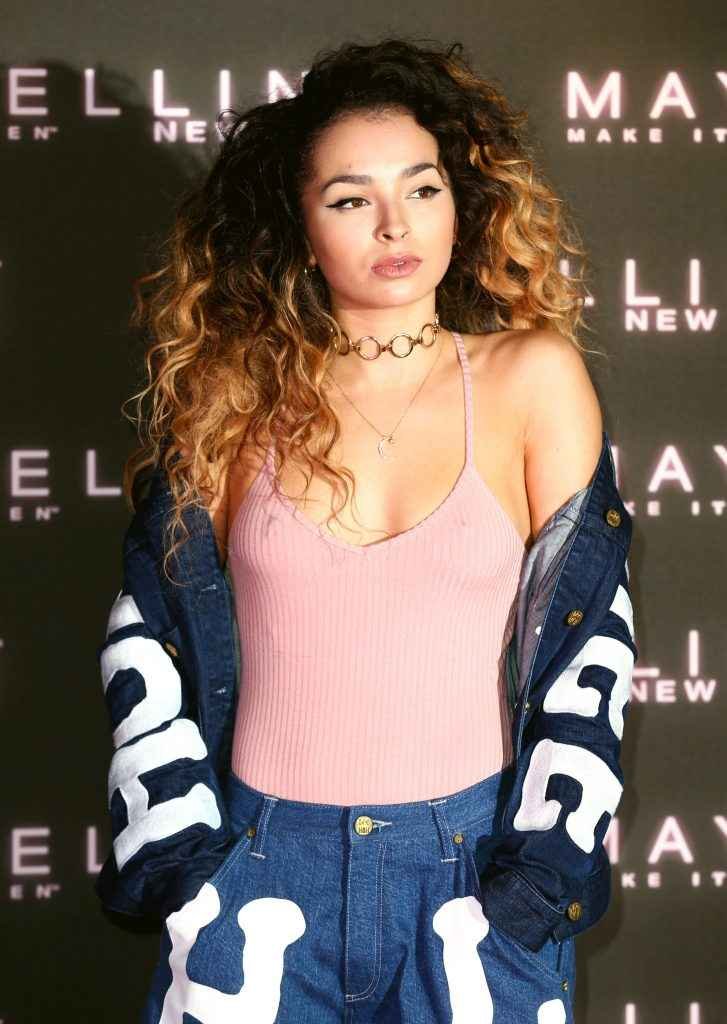 Ella Eyre sans soutien-gorge chez Maybelline