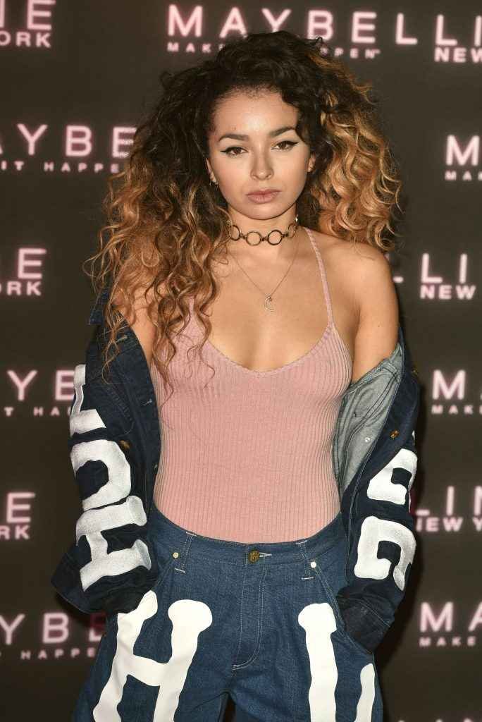 Ella Eyre sans soutien-gorge chez Maybelline