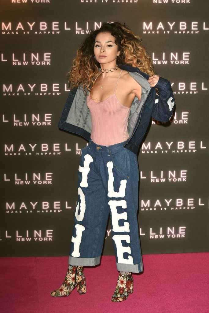 Ella Eyre sans soutien-gorge chez Maybelline