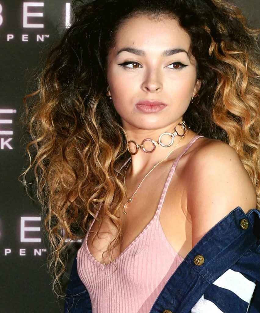 Ella Eyre sans soutien-gorge chez Maybelline