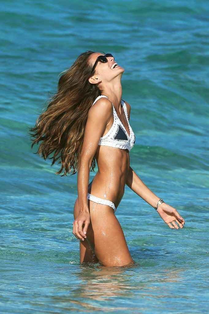 Izabel Goulart en bikini à Saint-Barth