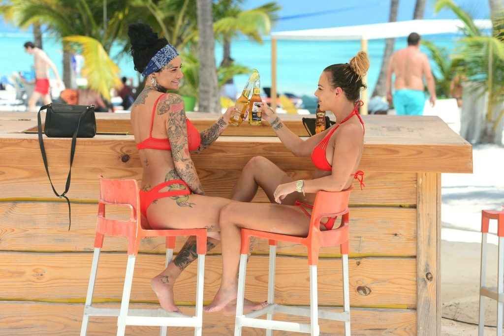 Jemma Lucy et Chantelle Connelly en bikini aux Caraïbes