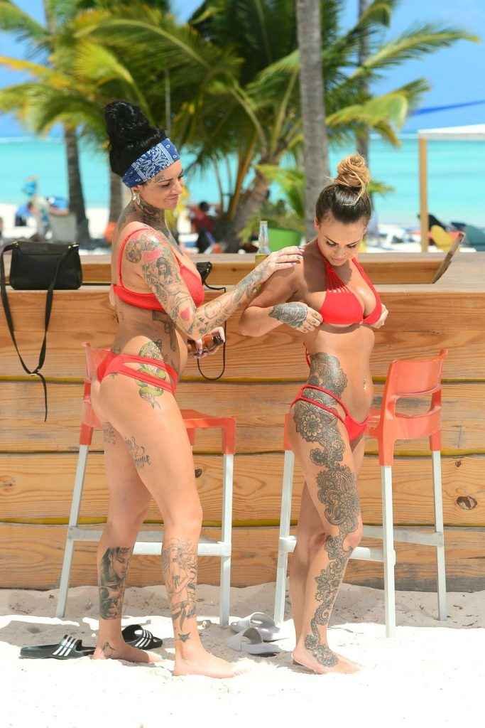 Jemma Lucy et Chantelle Connelly en bikini aux Caraïbes