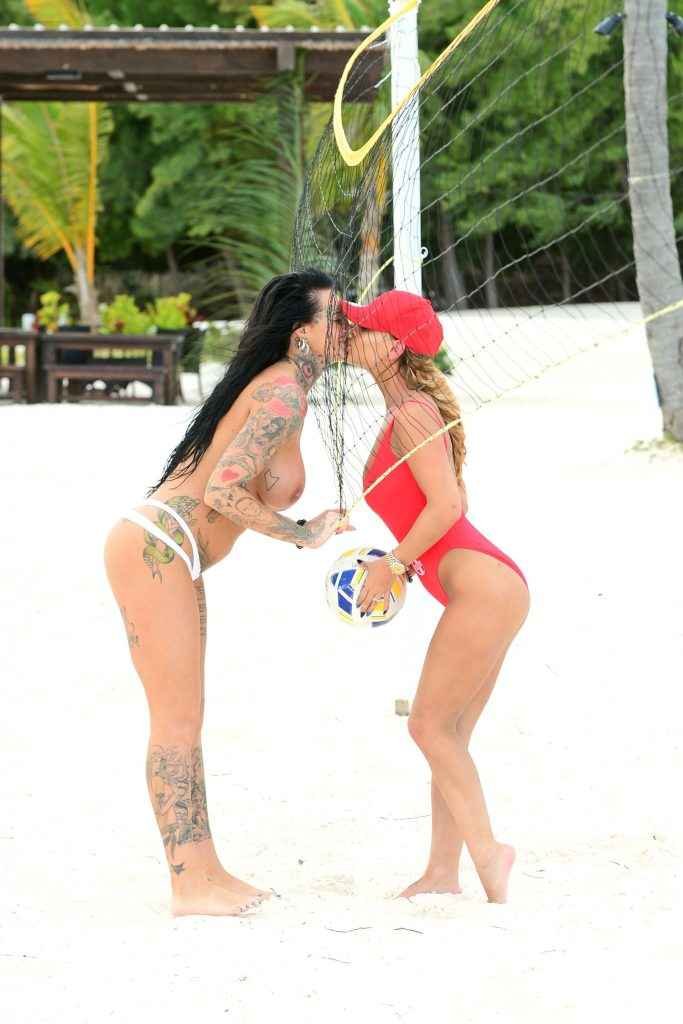 Jemma Lucy seins nus et Chantelle Connelly en maillot de bain